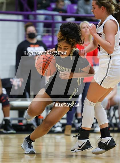 Thumbnail 1 in Gilmer vs. Pinkston (UIL 4A Regional Finals) photogallery.