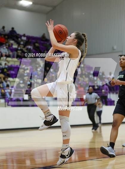 Thumbnail 1 in Gilmer vs. Pinkston (UIL 4A Regional Finals) photogallery.