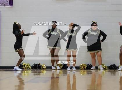 Thumbnail 2 in Gilmer vs. Pinkston (UIL 4A Regional Finals) photogallery.