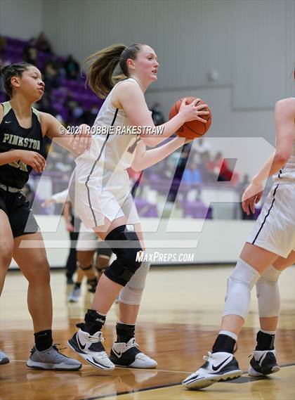 Thumbnail 2 in Gilmer vs. Pinkston (UIL 4A Regional Finals) photogallery.