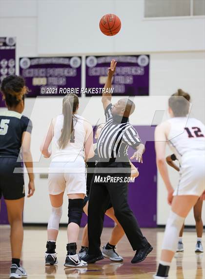 Thumbnail 1 in Gilmer vs. Pinkston (UIL 4A Regional Finals) photogallery.