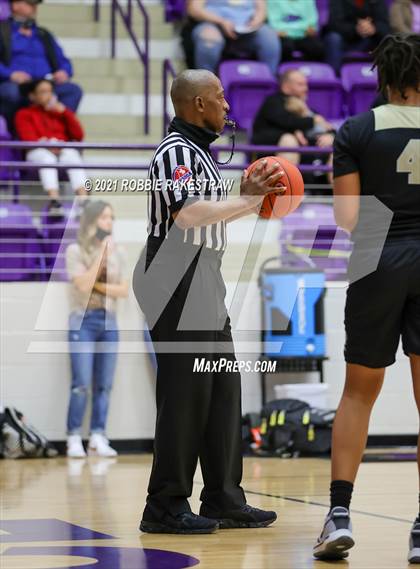Thumbnail 2 in Gilmer vs. Pinkston (UIL 4A Regional Finals) photogallery.