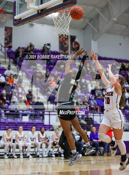 Thumbnail 2 in Gilmer vs. Pinkston (UIL 4A Regional Finals) photogallery.