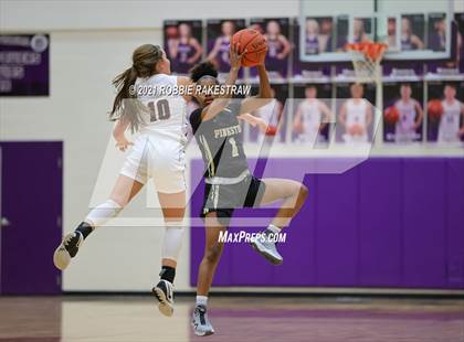 Thumbnail 2 in Gilmer vs. Pinkston (UIL 4A Regional Finals) photogallery.