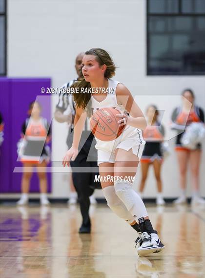 Thumbnail 2 in Gilmer vs. Pinkston (UIL 4A Regional Finals) photogallery.