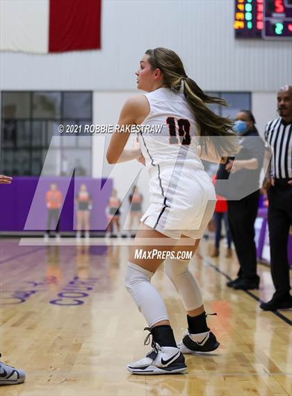 Thumbnail 2 in Gilmer vs. Pinkston (UIL 4A Regional Finals) photogallery.