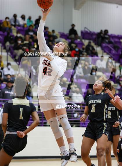 Thumbnail 2 in Gilmer vs. Pinkston (UIL 4A Regional Finals) photogallery.