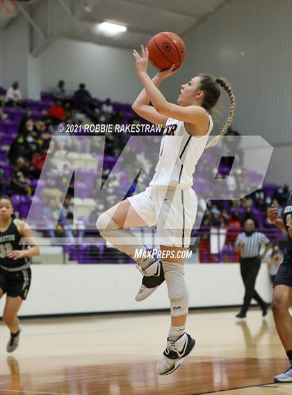 Thumbnail 2 in Gilmer vs. Pinkston (UIL 4A Regional Finals) photogallery.