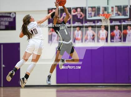 Thumbnail 1 in Gilmer vs. Pinkston (UIL 4A Regional Finals) photogallery.