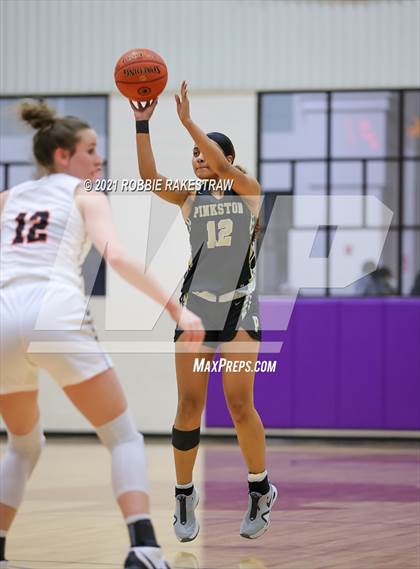 Thumbnail 1 in Gilmer vs. Pinkston (UIL 4A Regional Finals) photogallery.