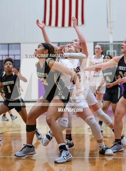 Thumbnail 2 in Gilmer vs. Pinkston (UIL 4A Regional Finals) photogallery.