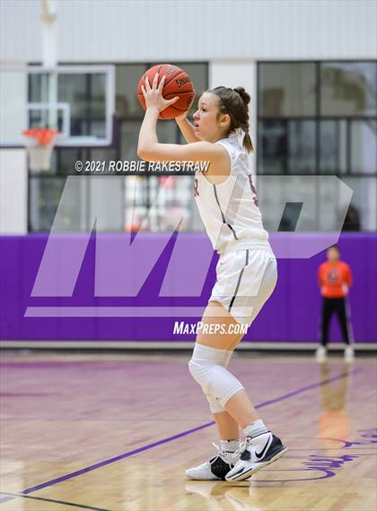 Thumbnail 2 in Gilmer vs. Pinkston (UIL 4A Regional Finals) photogallery.