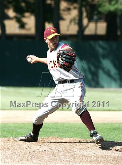 Thumbnail 2 in East Hampton vs. Windsor Locks (CIAC Class S Semifinal) photogallery.