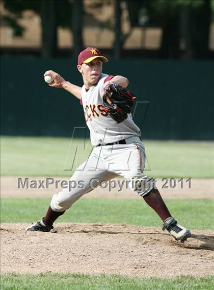 Thumbnail 1 in East Hampton vs. Windsor Locks (CIAC Class S Semifinal) photogallery.