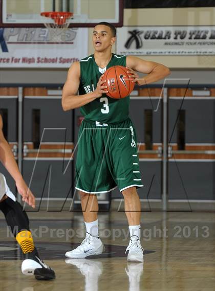 Thumbnail 3 in De La Salle vs. Columbia Christian (MaxPreps Holiday Classic) photogallery.
