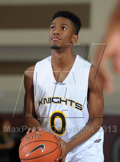 Thumbnail 3 in De La Salle vs. Columbia Christian (MaxPreps Holiday Classic) photogallery.