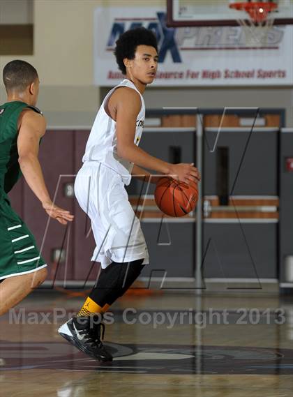 Thumbnail 1 in De La Salle vs. Columbia Christian (MaxPreps Holiday Classic) photogallery.