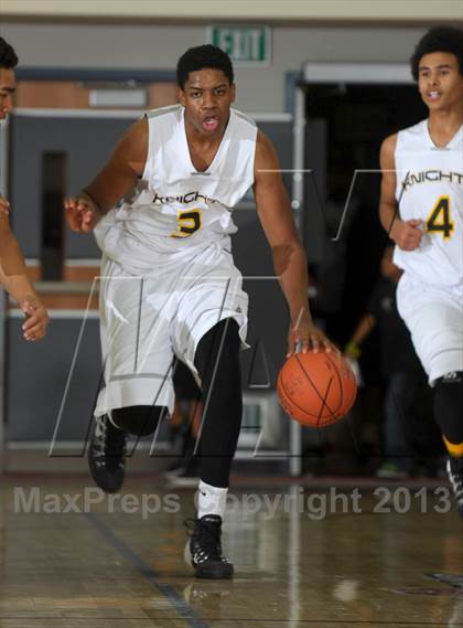 Thumbnail 2 in De La Salle vs. Columbia Christian (MaxPreps Holiday Classic) photogallery.