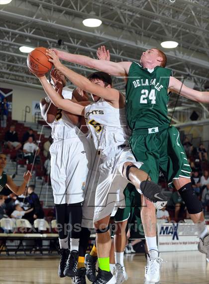 Thumbnail 3 in De La Salle vs. Columbia Christian (MaxPreps Holiday Classic) photogallery.