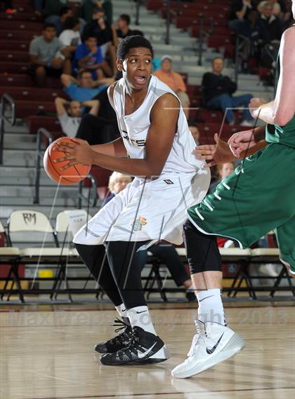 Thumbnail 3 in De La Salle vs. Columbia Christian (MaxPreps Holiday Classic) photogallery.