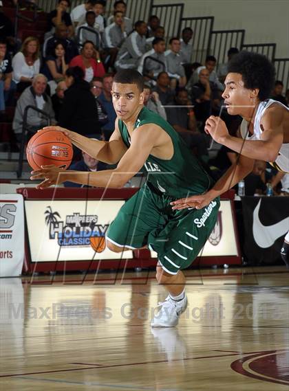 Thumbnail 2 in De La Salle vs. Columbia Christian (MaxPreps Holiday Classic) photogallery.