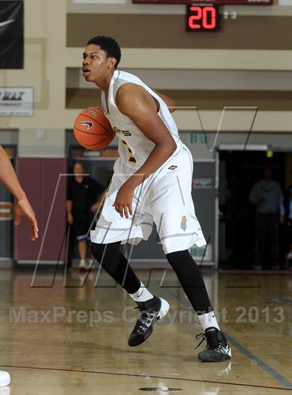 Thumbnail 1 in De La Salle vs. Columbia Christian (MaxPreps Holiday Classic) photogallery.