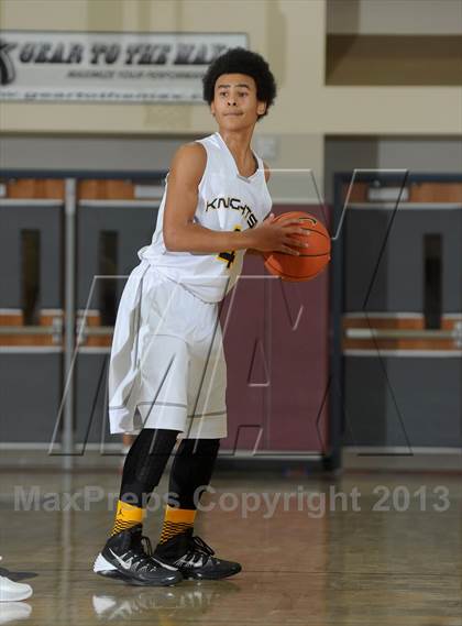 Thumbnail 2 in De La Salle vs. Columbia Christian (MaxPreps Holiday Classic) photogallery.