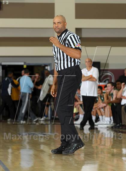Thumbnail 2 in De La Salle vs. Columbia Christian (MaxPreps Holiday Classic) photogallery.