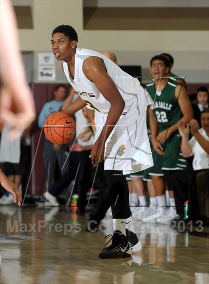 Thumbnail 3 in De La Salle vs. Columbia Christian (MaxPreps Holiday Classic) photogallery.