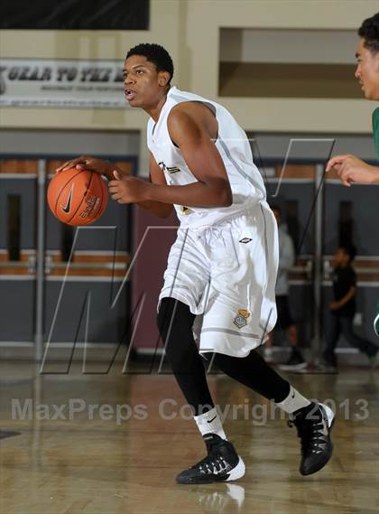 Thumbnail 3 in De La Salle vs. Columbia Christian (MaxPreps Holiday Classic) photogallery.