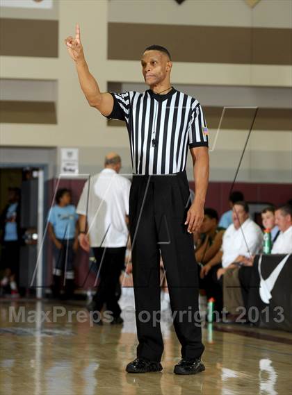 Thumbnail 2 in De La Salle vs. Columbia Christian (MaxPreps Holiday Classic) photogallery.