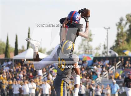 Thumbnail 1 in Serra vs. Punahou (Honor Bowl) photogallery.