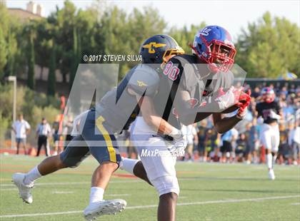 Thumbnail 2 in Serra vs. Punahou (Honor Bowl) photogallery.