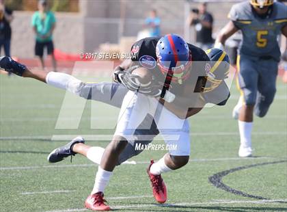 Thumbnail 2 in Serra vs. Punahou (Honor Bowl) photogallery.