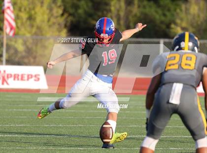Thumbnail 3 in Serra vs. Punahou (Honor Bowl) photogallery.