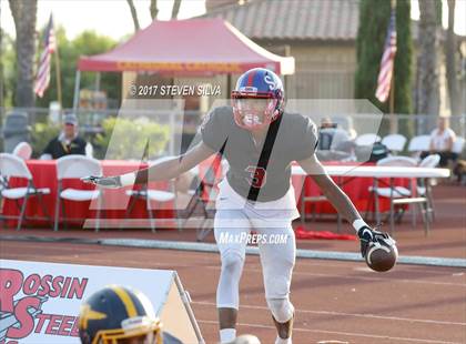 Thumbnail 2 in Serra vs. Punahou (Honor Bowl) photogallery.