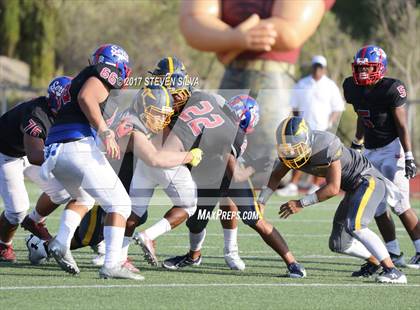 Thumbnail 2 in Serra vs. Punahou (Honor Bowl) photogallery.