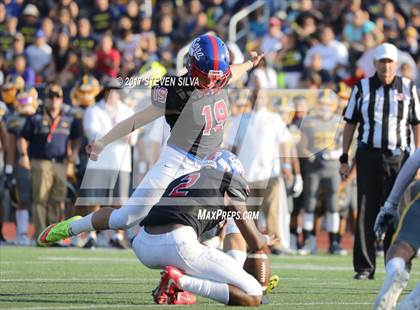 Thumbnail 3 in Serra vs. Punahou (Honor Bowl) photogallery.