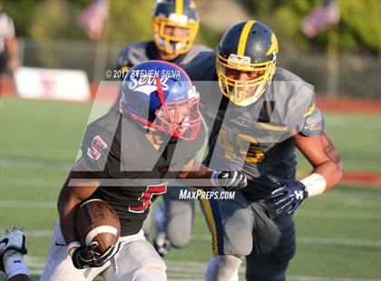 Thumbnail 3 in Serra vs. Punahou (Honor Bowl) photogallery.