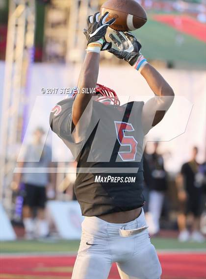 Thumbnail 2 in Serra vs. Punahou (Honor Bowl) photogallery.