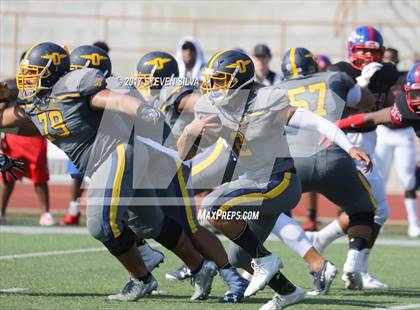 Thumbnail 2 in Serra vs. Punahou (Honor Bowl) photogallery.