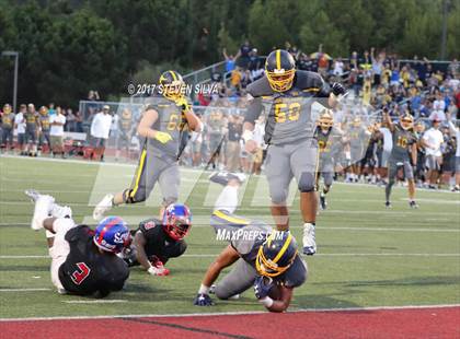 Thumbnail 2 in Serra vs. Punahou (Honor Bowl) photogallery.
