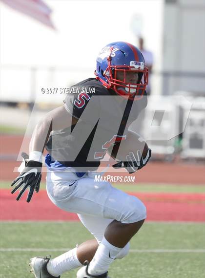 Thumbnail 3 in Serra vs. Punahou (Honor Bowl) photogallery.