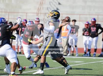 Thumbnail 2 in Serra vs. Punahou (Honor Bowl) photogallery.