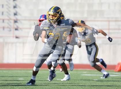 Thumbnail 3 in Serra vs. Punahou (Honor Bowl) photogallery.