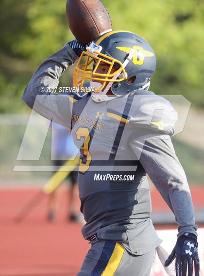 Thumbnail 2 in Serra vs. Punahou (Honor Bowl) photogallery.