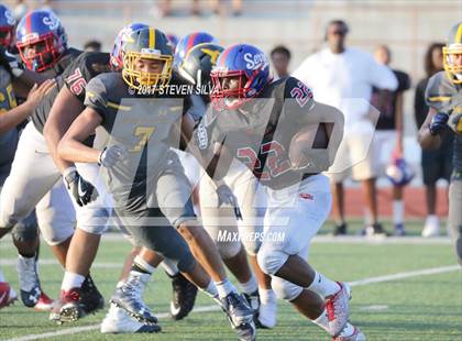 Thumbnail 2 in Serra vs. Punahou (Honor Bowl) photogallery.