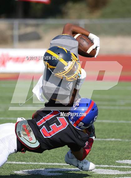 Thumbnail 1 in Serra vs. Punahou (Honor Bowl) photogallery.