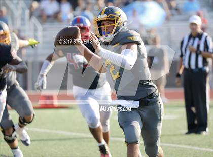 Thumbnail 1 in Serra vs. Punahou (Honor Bowl) photogallery.