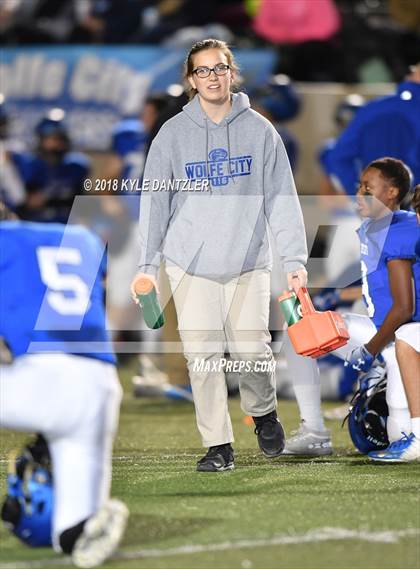 Thumbnail 3 in De Leon vs. Wolfe City (UIL 2A Division 1 Region 2 Area) photogallery.